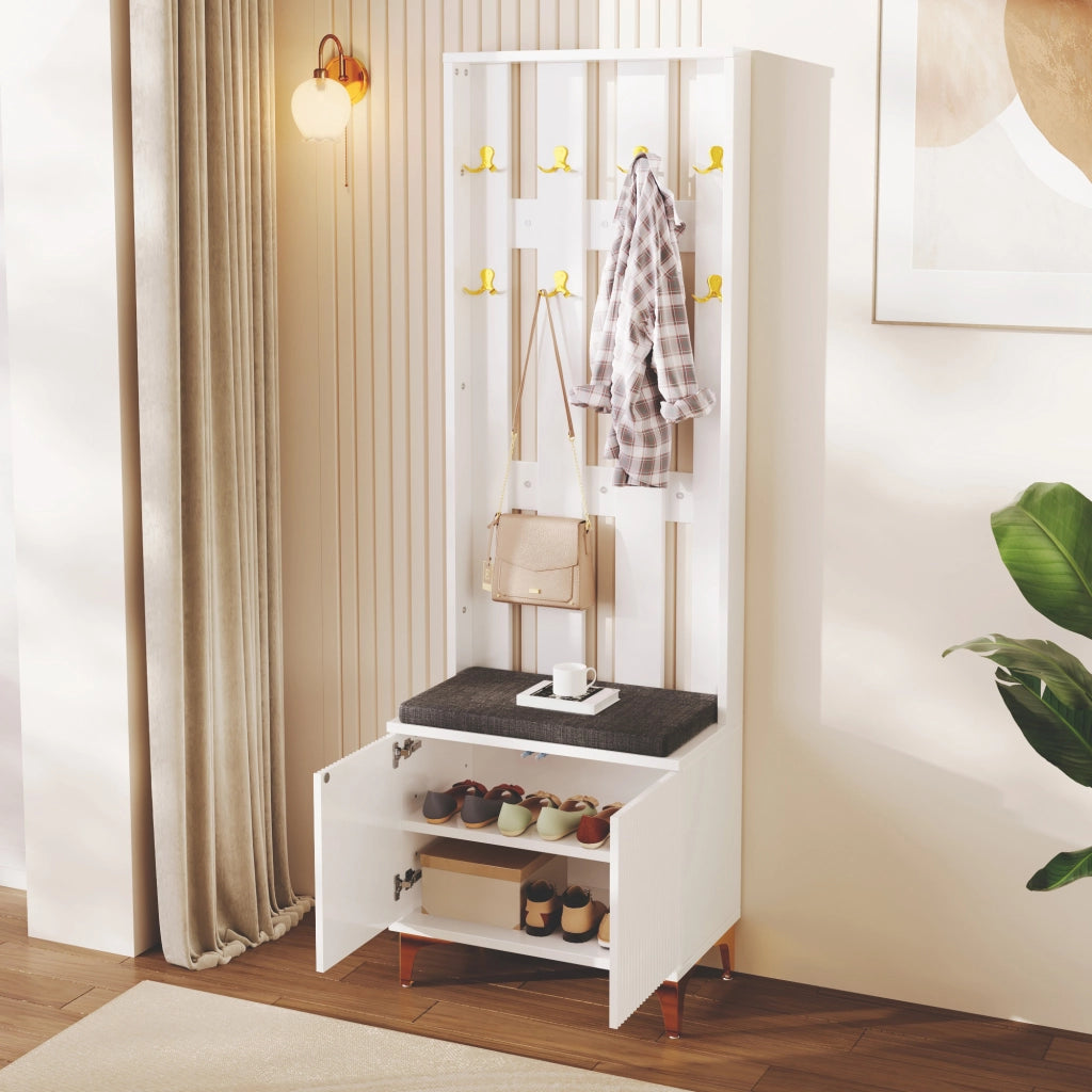 Guardaroba da ingresso bianco con ante effetto onda; ripiani regolabili e ganci dorati